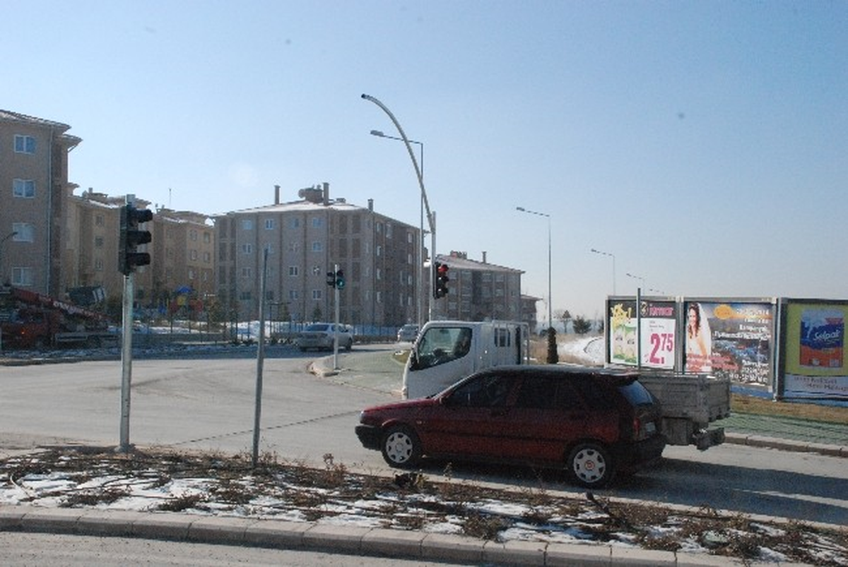 Tehlike Saçan Kavşağa Trafik Lambalı Önlem