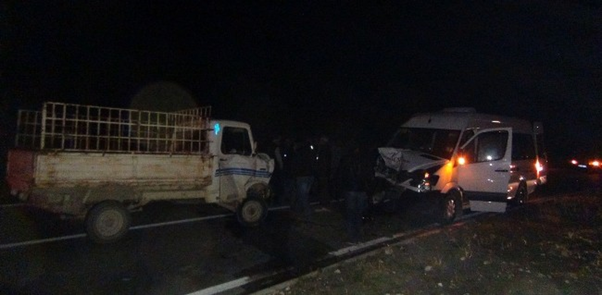 Ters Şeritten Gelen Araç, Tur Minibüsü ile Çarpıştı: 3 Yaralı