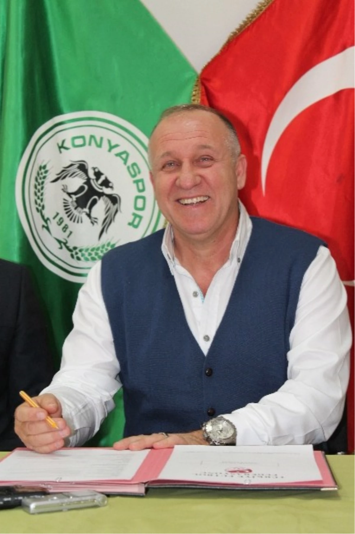 Torku Konyaspor\'da Mesut Bakkal İmzayı Attı