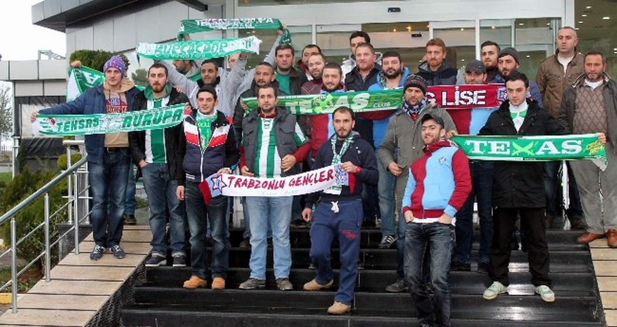 Trabzonspor ile Bursaspor\'lu Taraftarlar Maç Öncesi Dostluk Yemeği Yedi