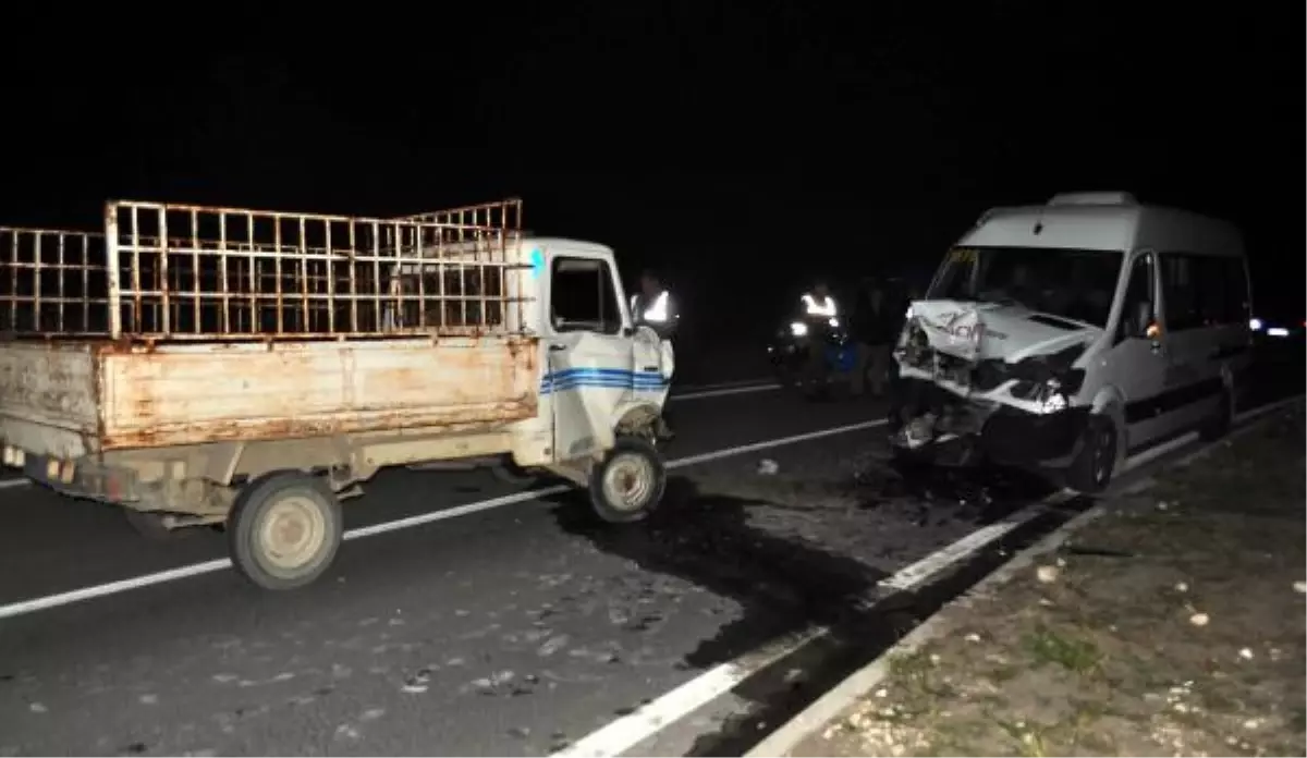 Tur Minibüsü Kamyonetle Çarpıştı: 2\'si Turist, 3 Yaralı