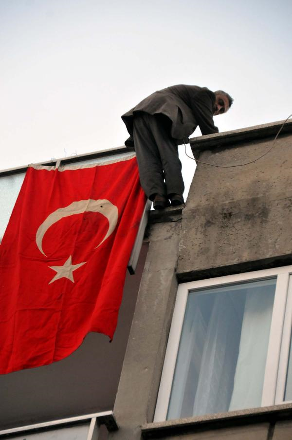 Türk Bayrağı Astığı Binanın Çatısından Atlamak İstedi