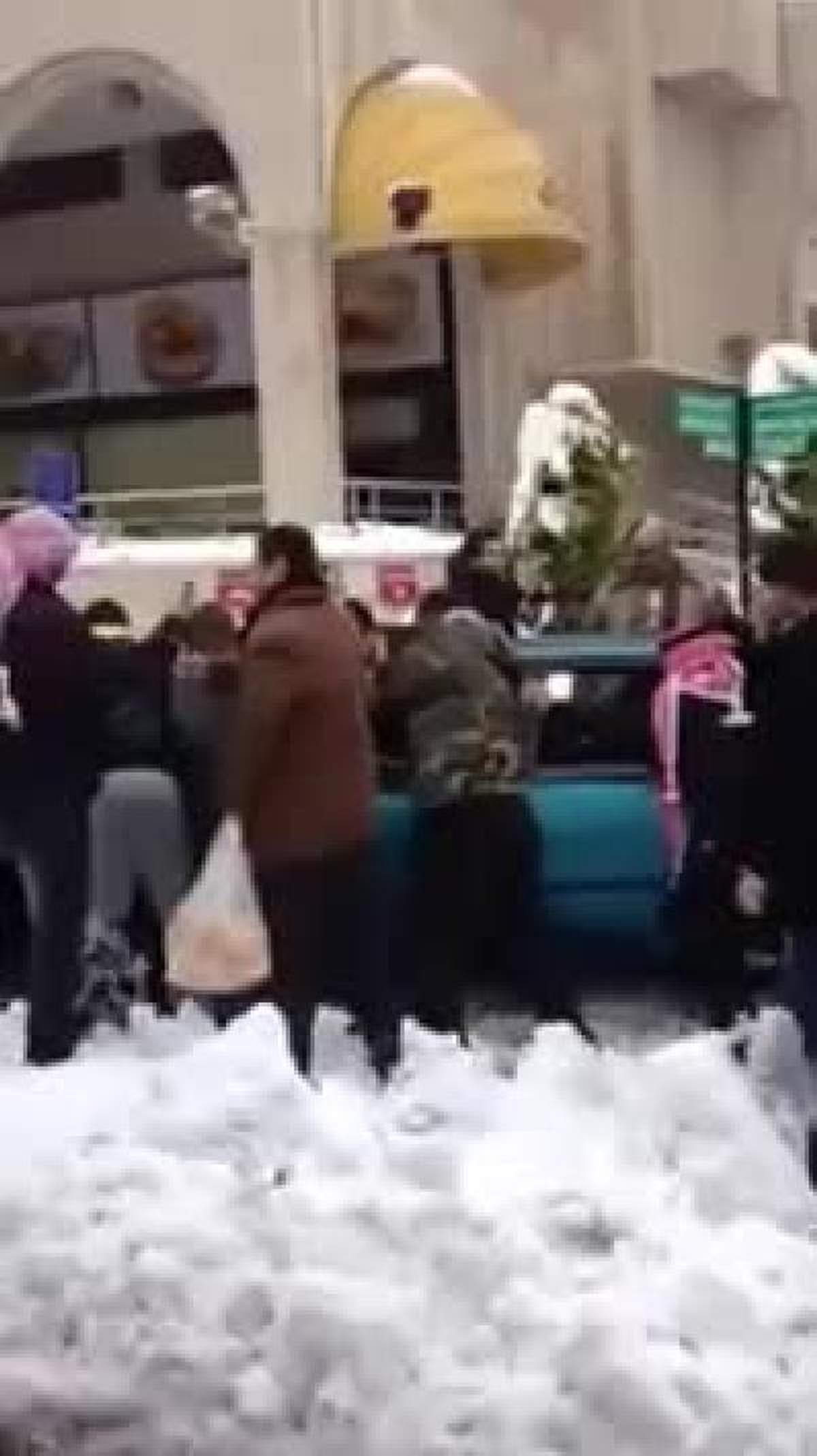 Ürdün Kralı Yolda Kalan Arabasını Böyle İtti