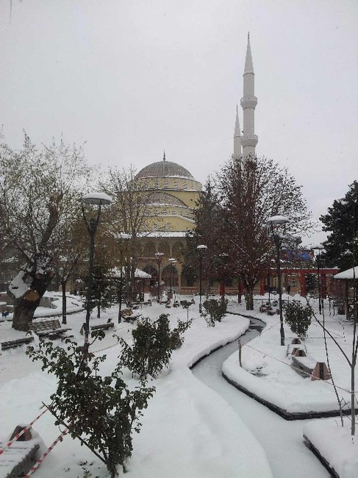 Van\'da Buz Sarkıtları Tehlike Saçıyor