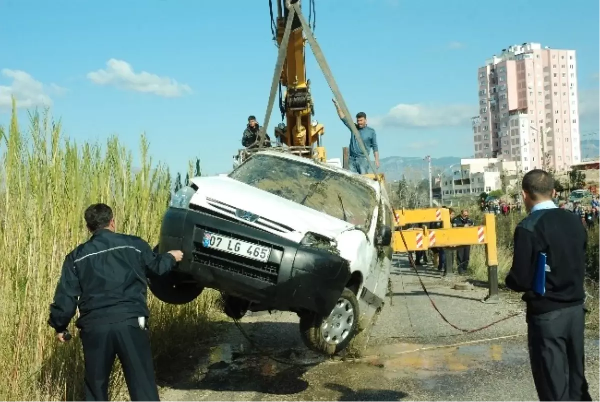 Virajı Alamayınca Kanala Uçtu: 1 Ölü