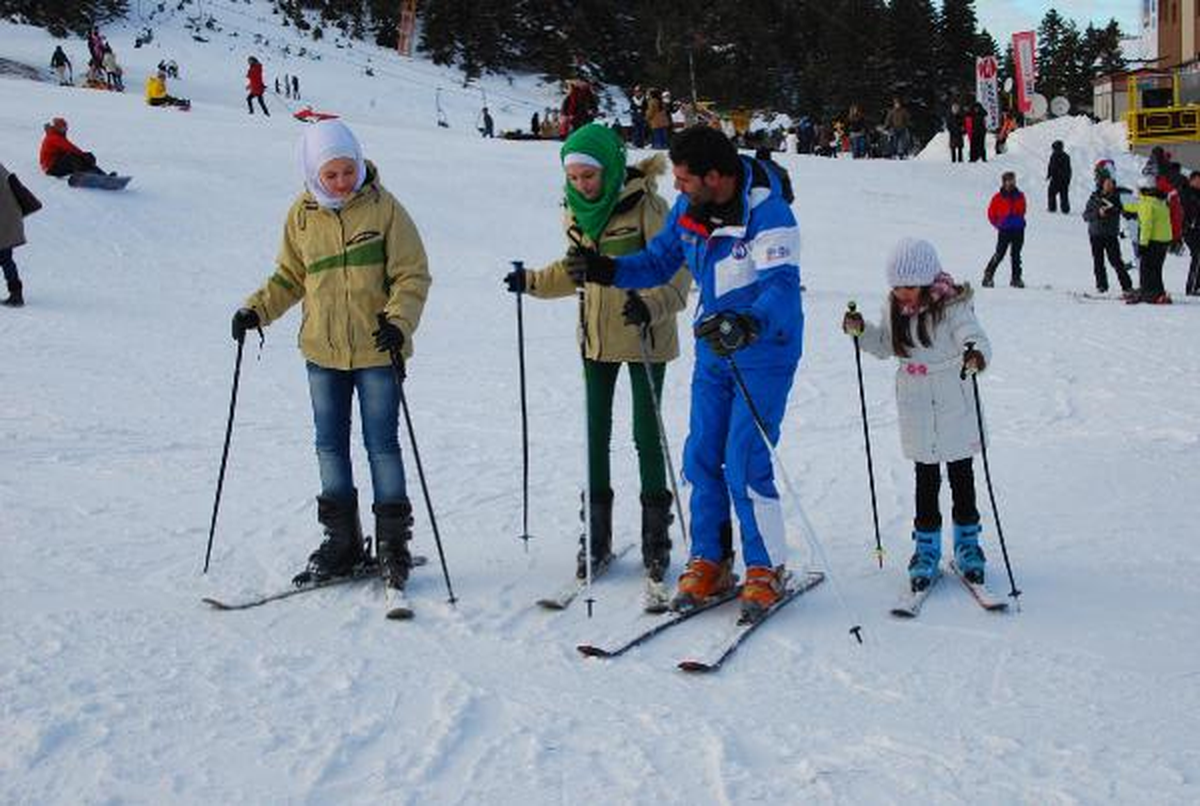 Arap Turistler Uludağ\'da Kayakta