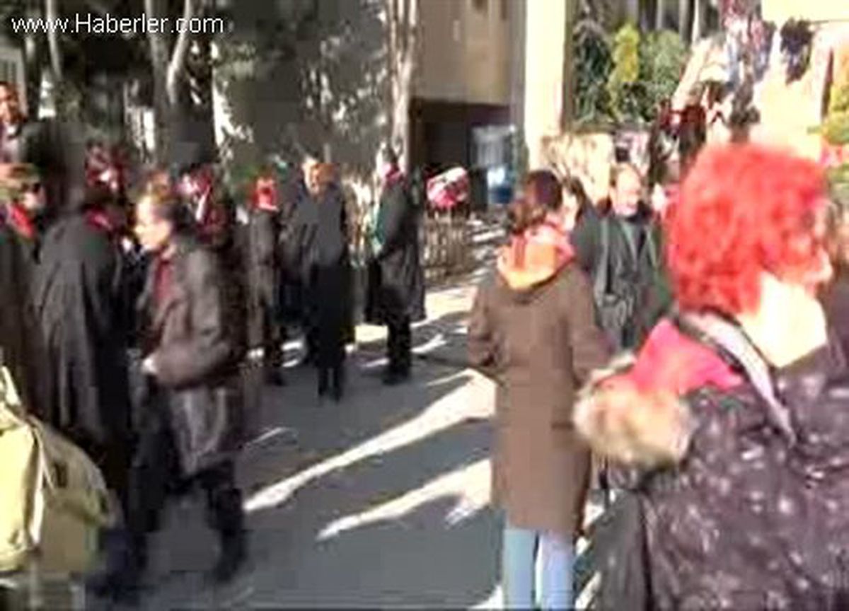 Avukatlardan Kadın Cinayetine Cüppeli Protesto