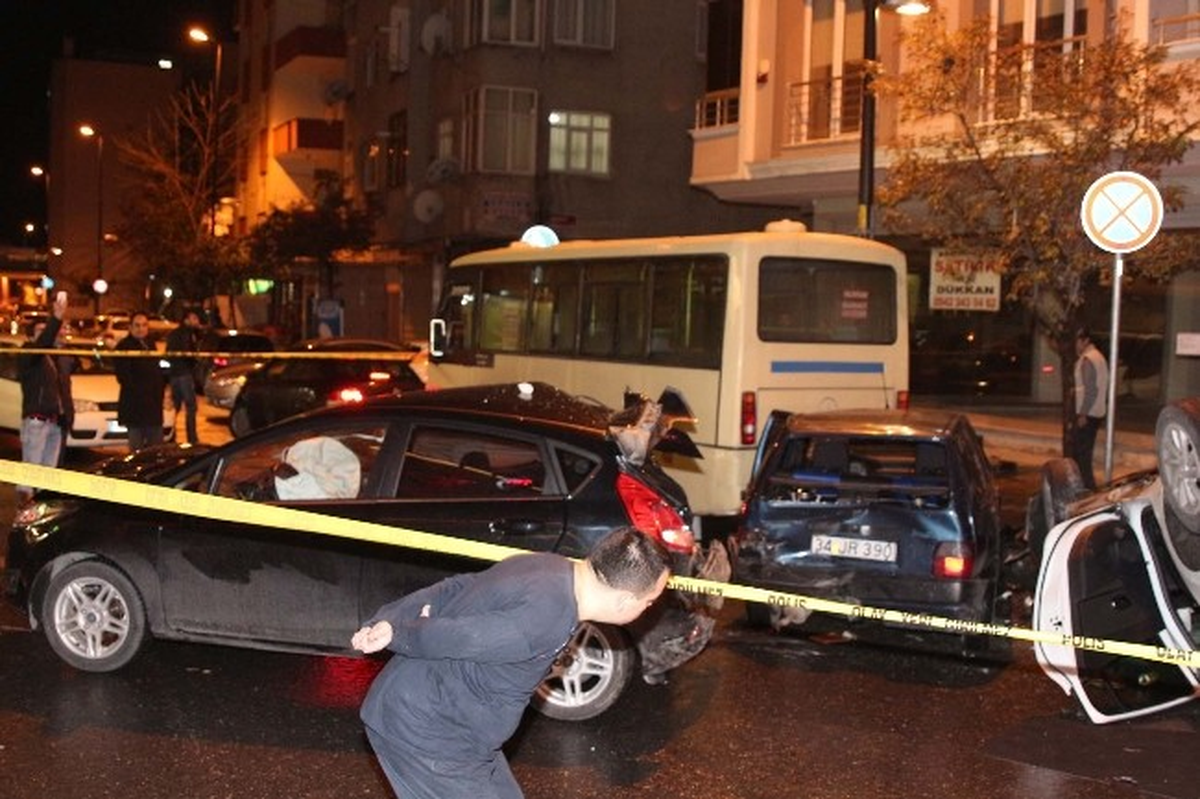 Bahçelievler\'de Trafik Kazası: 4 Yaralı