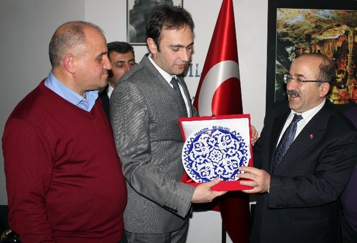 Başkan Gümrükçüoğlu\'ndan Gümüşhaneliler Derneği\'ne Ziyaret