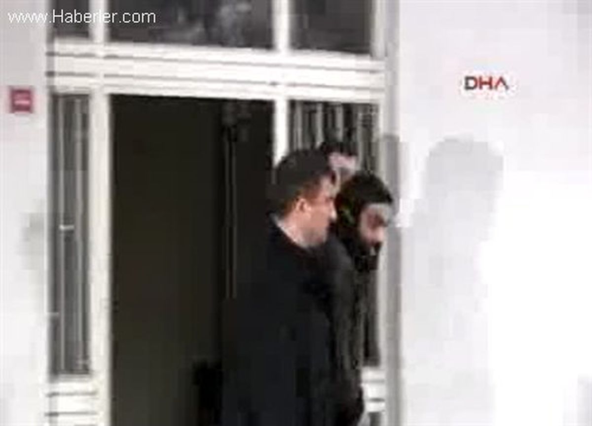 Trabzon\'da Bıçak Zoruyla Banka Soyan Kişi Adliyeye Çıkarıldı