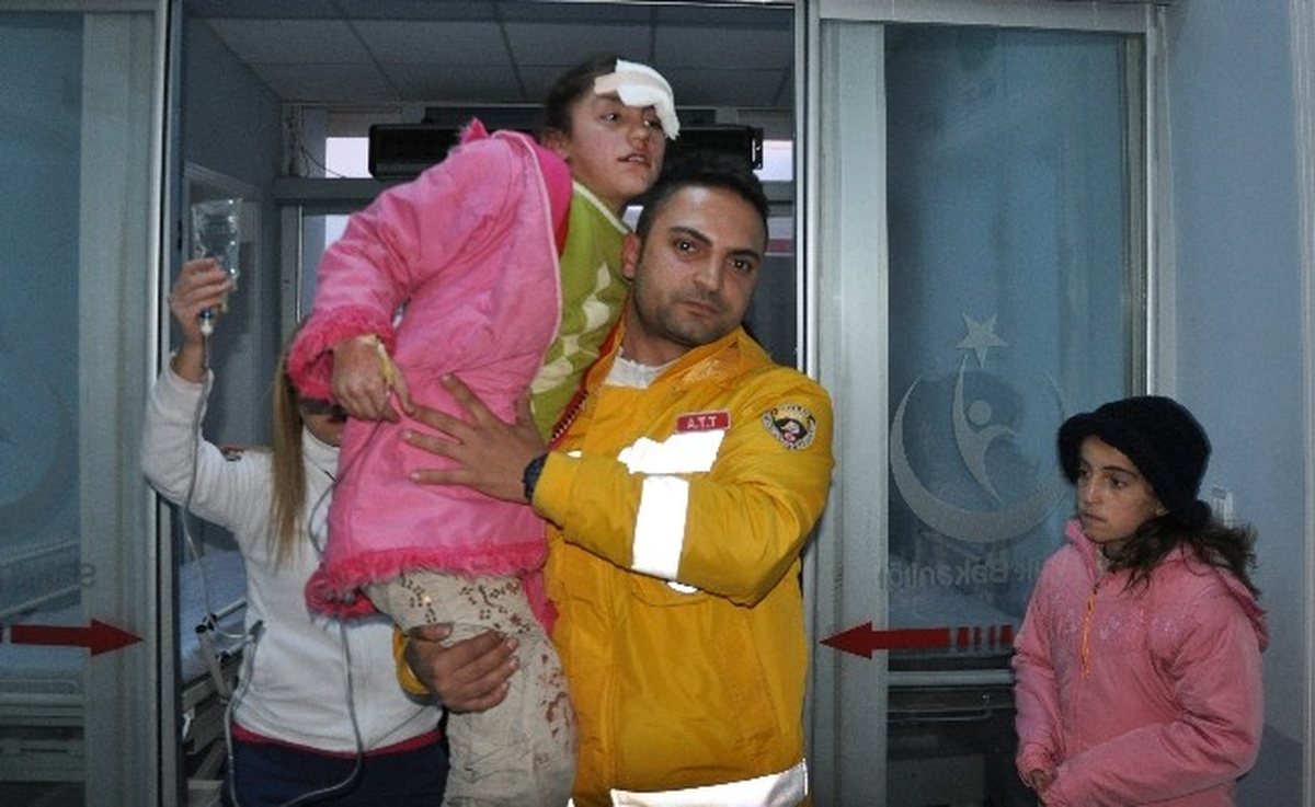 Bitlis\'te Tır Öğrenci Servisine Çarptı: 6 Yaralı
