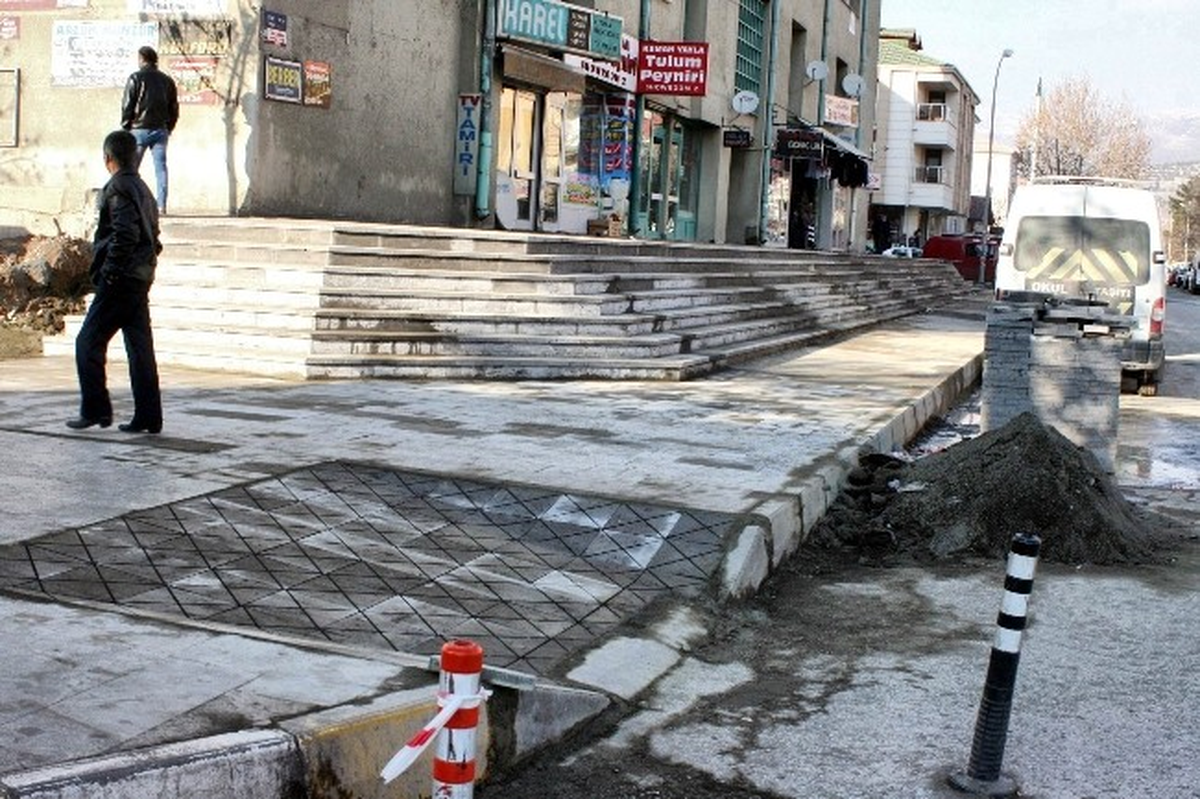 Erzincan\'da Büyük Çarşının Merdivenleri Yenileniyor