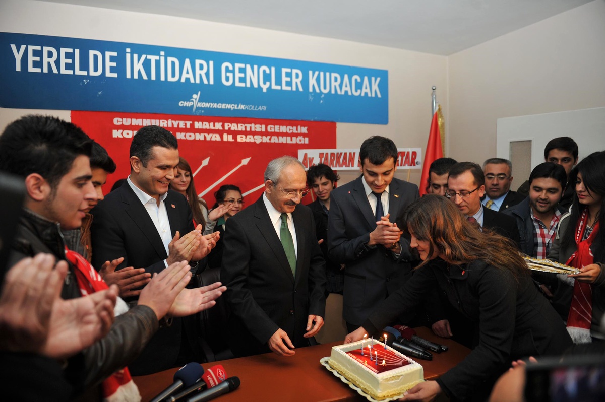 CHP\'li Gençlerden Kılıçdaroğlu\'na Doğum Günü Pastası