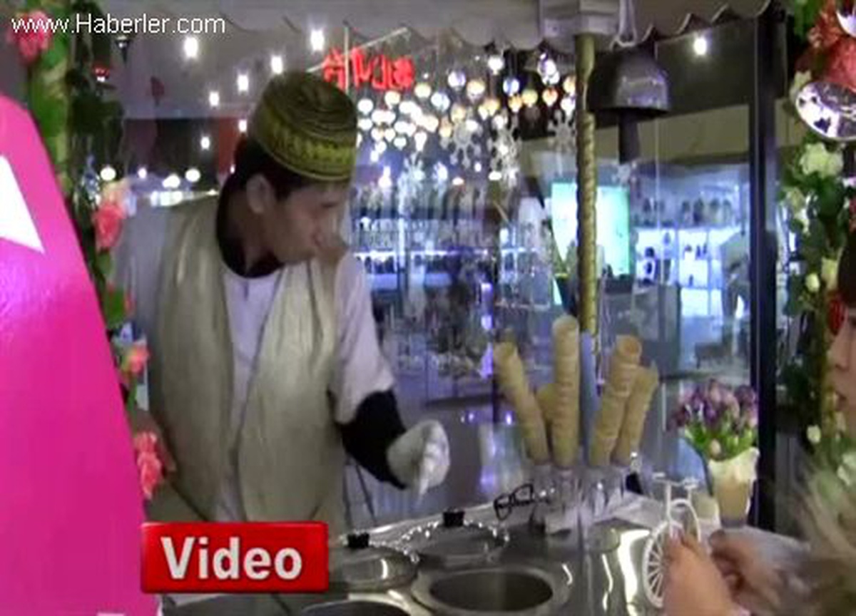 Çinli Genç, Pekin\'de \'Türkiye Mağazası\' Açtı