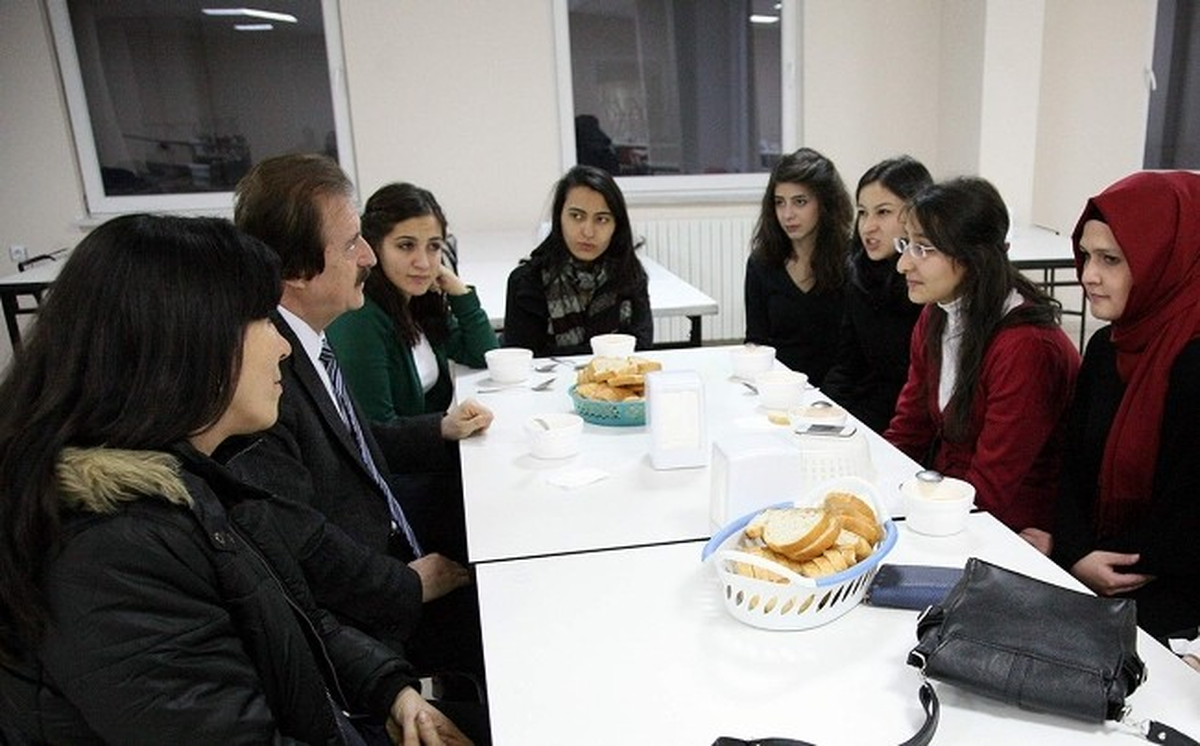 CÜ Rektörü Kocacık Öğrencileri Ziyaret Etti