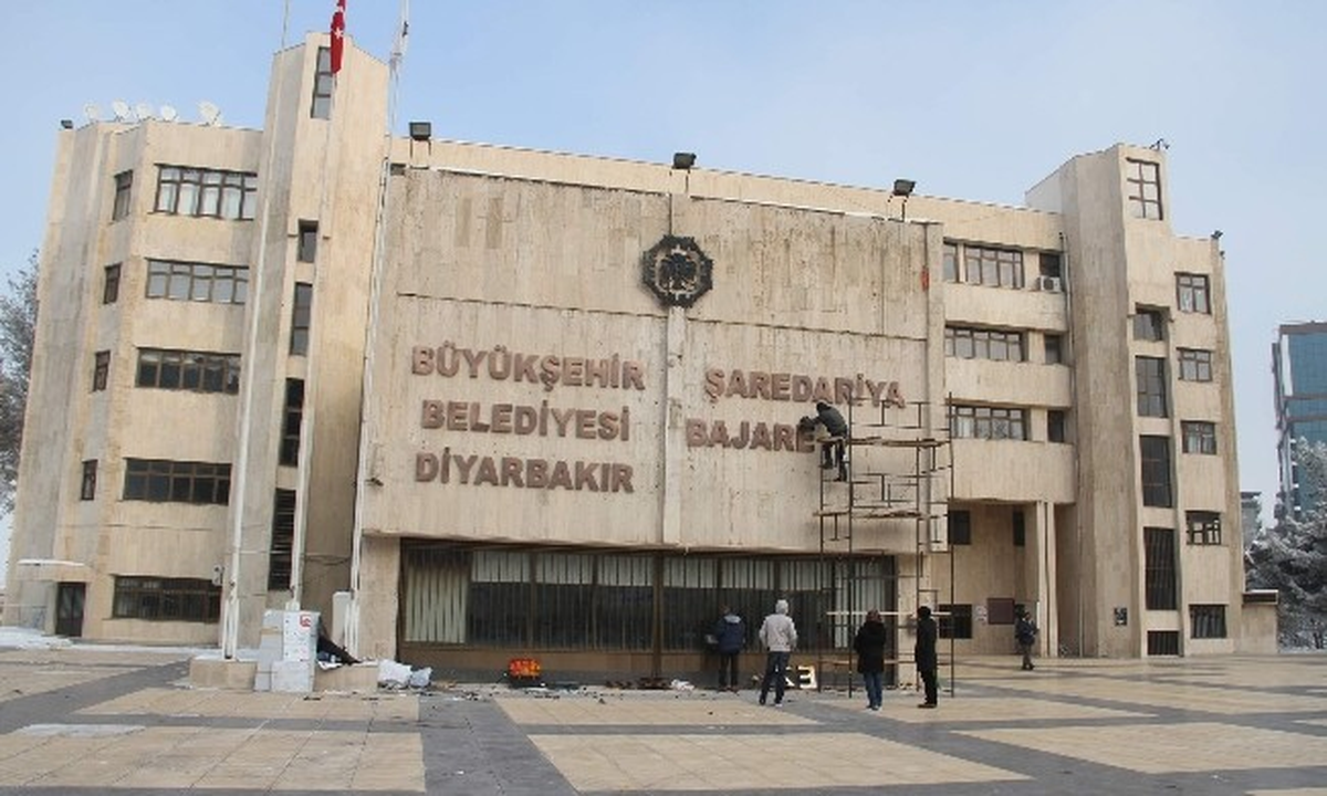 Diyarbakır Büyükşehir Belediyesi\'nden Çift Dilli Tabela