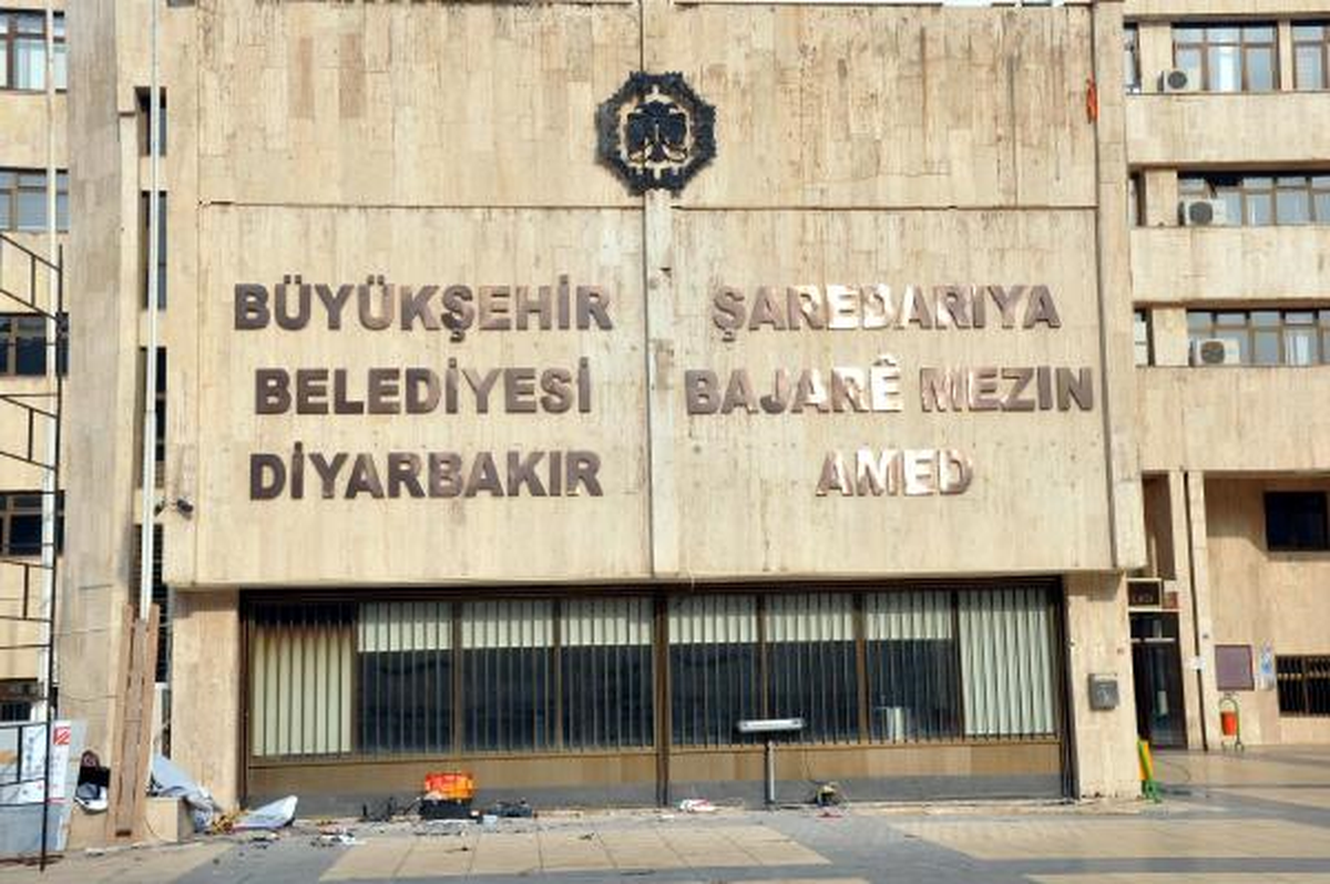 Diyarbakır Büyükşehir Belediyesi\'ne Kürtçe Tabela