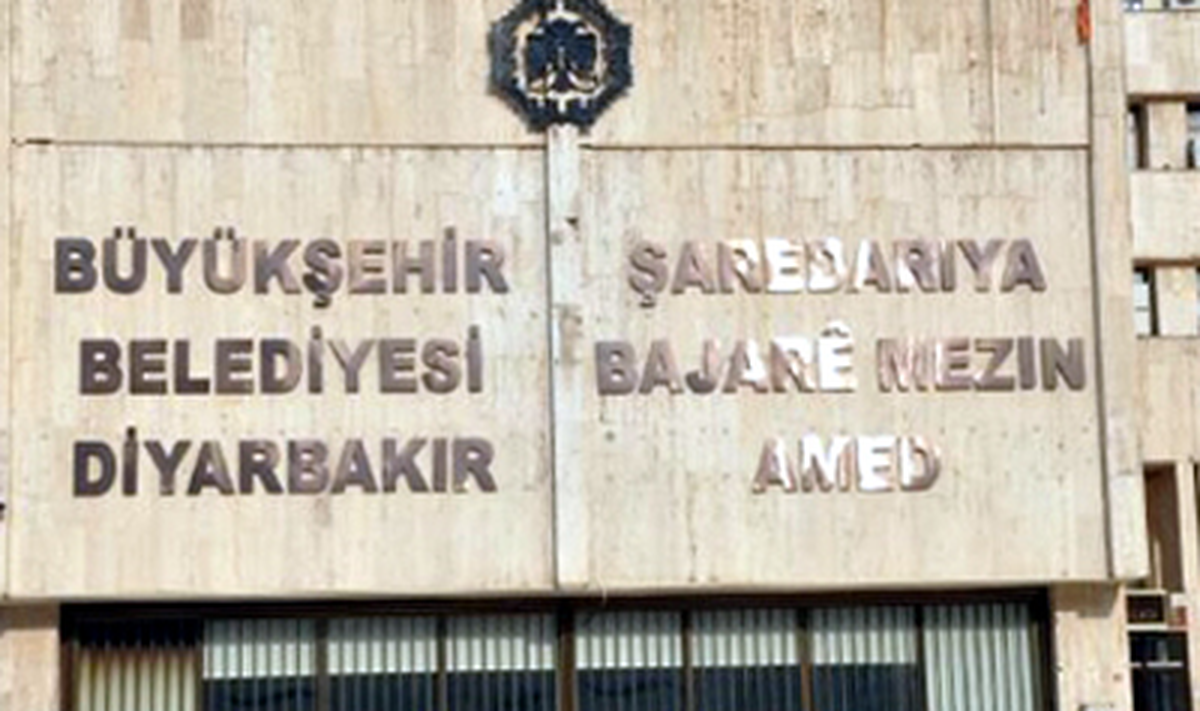 Diyarbakır'da Belediye İsmi Türkçe-Kürtçe Yazıldı
