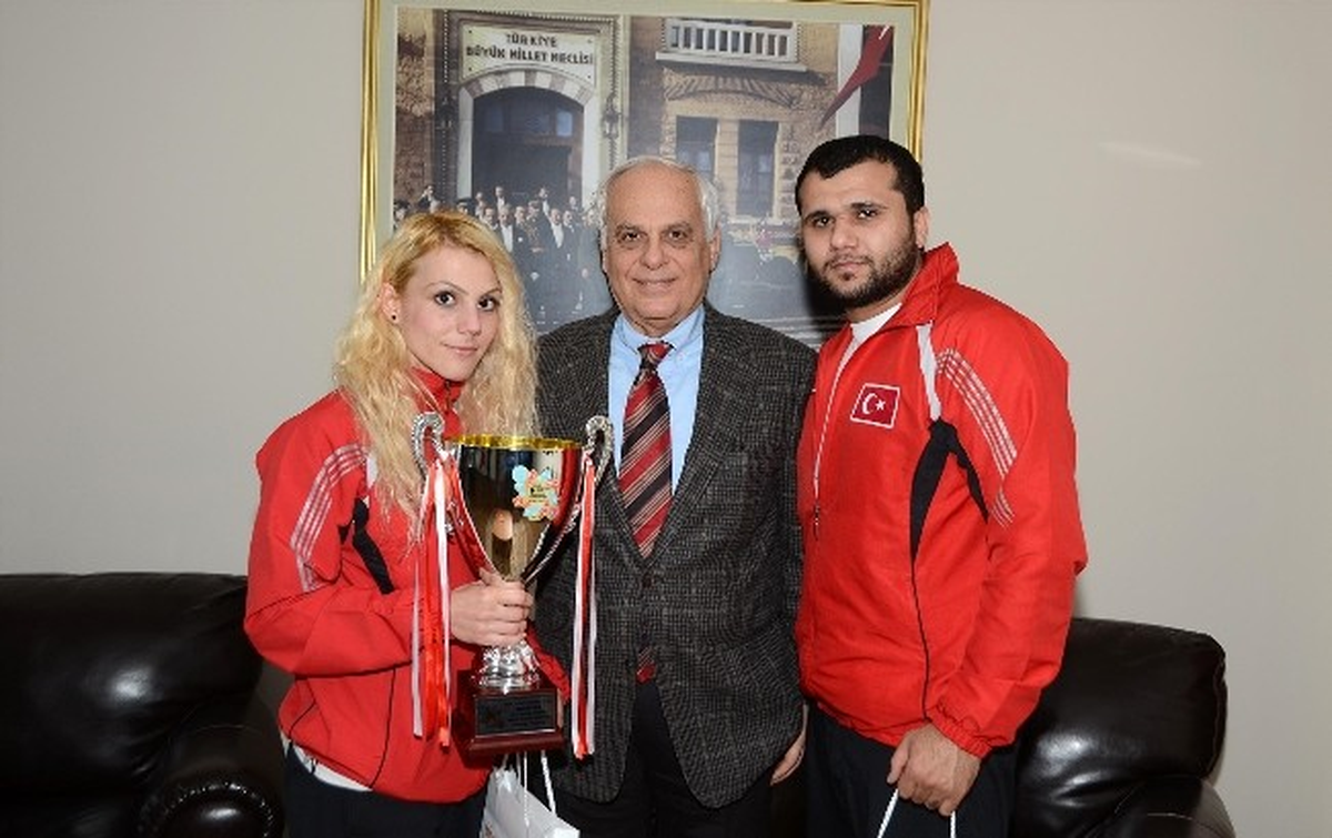 Dünya Şampiyonu, Sevincini Rektör Aydın ile Paylaştı