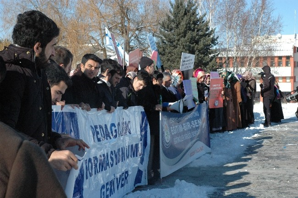 Eksi 10 Derecede Kar Üstünde 500 Kişilik Formasyon Eylemi