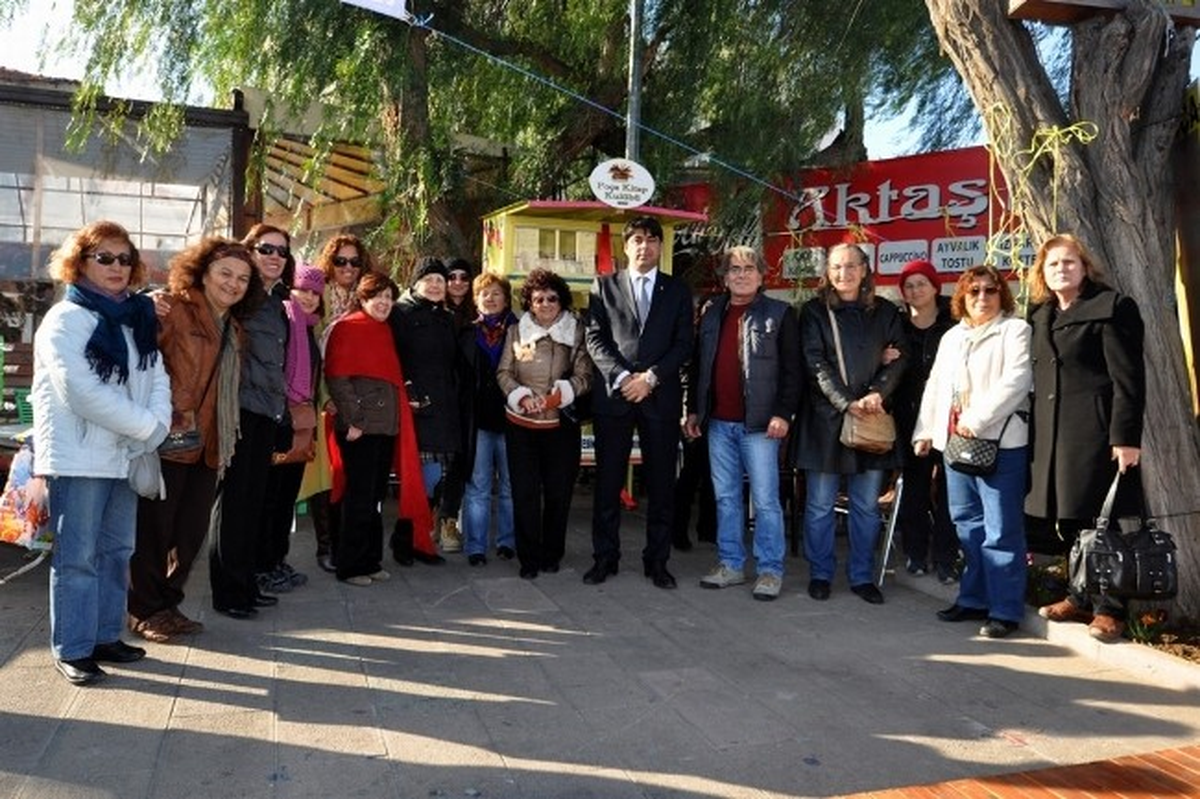 Foça Demokrasi Meydanında Sokak Kütüphanesi Oluşturuldu