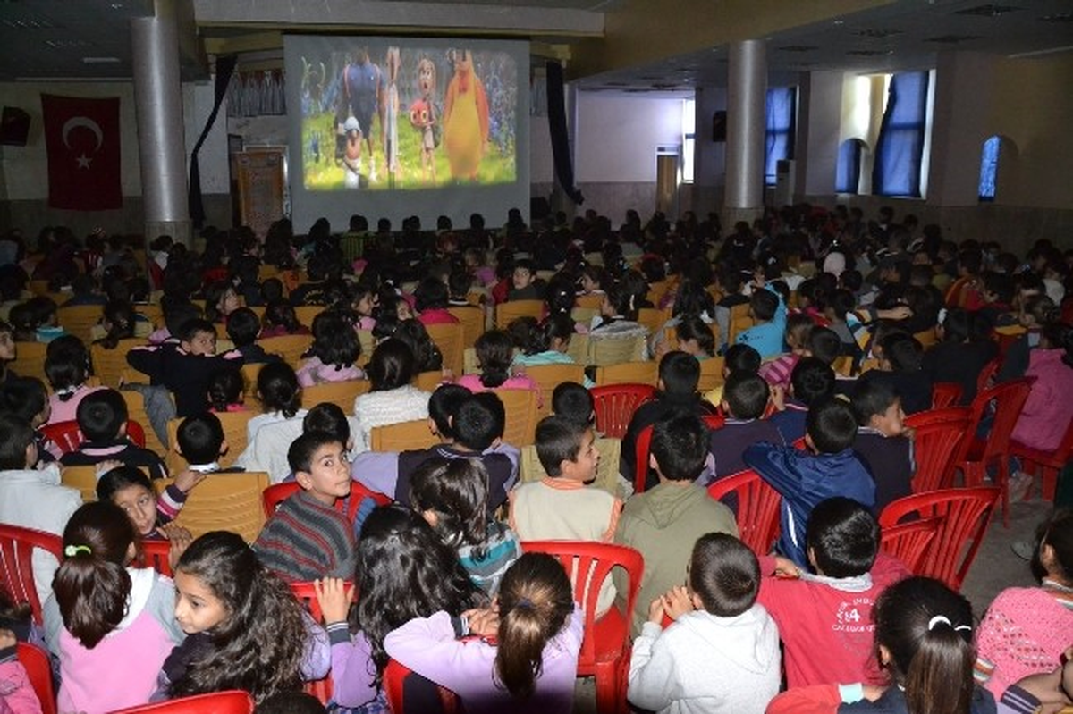 Gezici Sinema Şenliğinde Binlerce Çocuğa Ulaşıldı