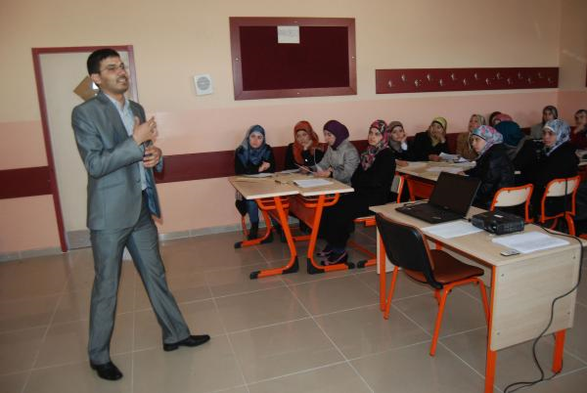 Gönüllü Suriyeli Öğretmenlere Seminer