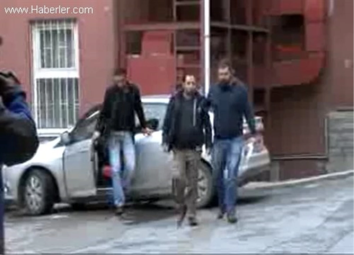İstanbul\'da Gözaltına Alınanlar Sağlık Kontrolünden Geçiyor