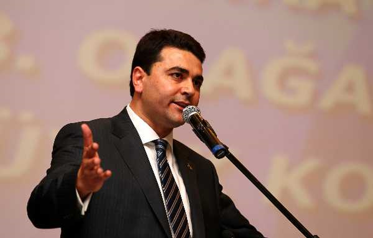 Gültekin Uysal: Demokrat Parti\'ye "Komplo" Kuruluyor