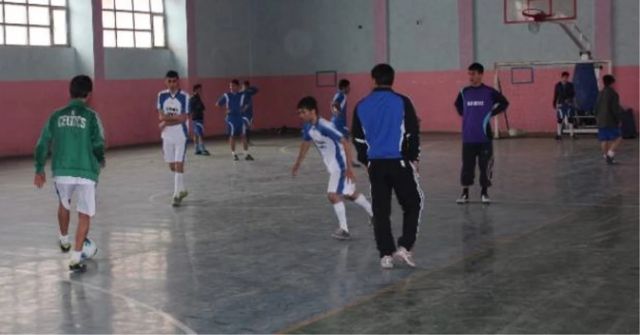 Hakkari\'deki Futsal ve Basketbol Turnuvası Sona Erdi