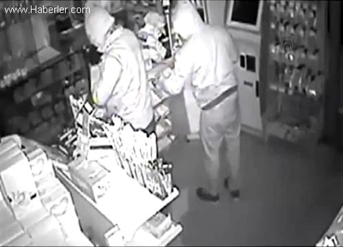 Hırsızlık Anı Güvenlik Kamerasında
