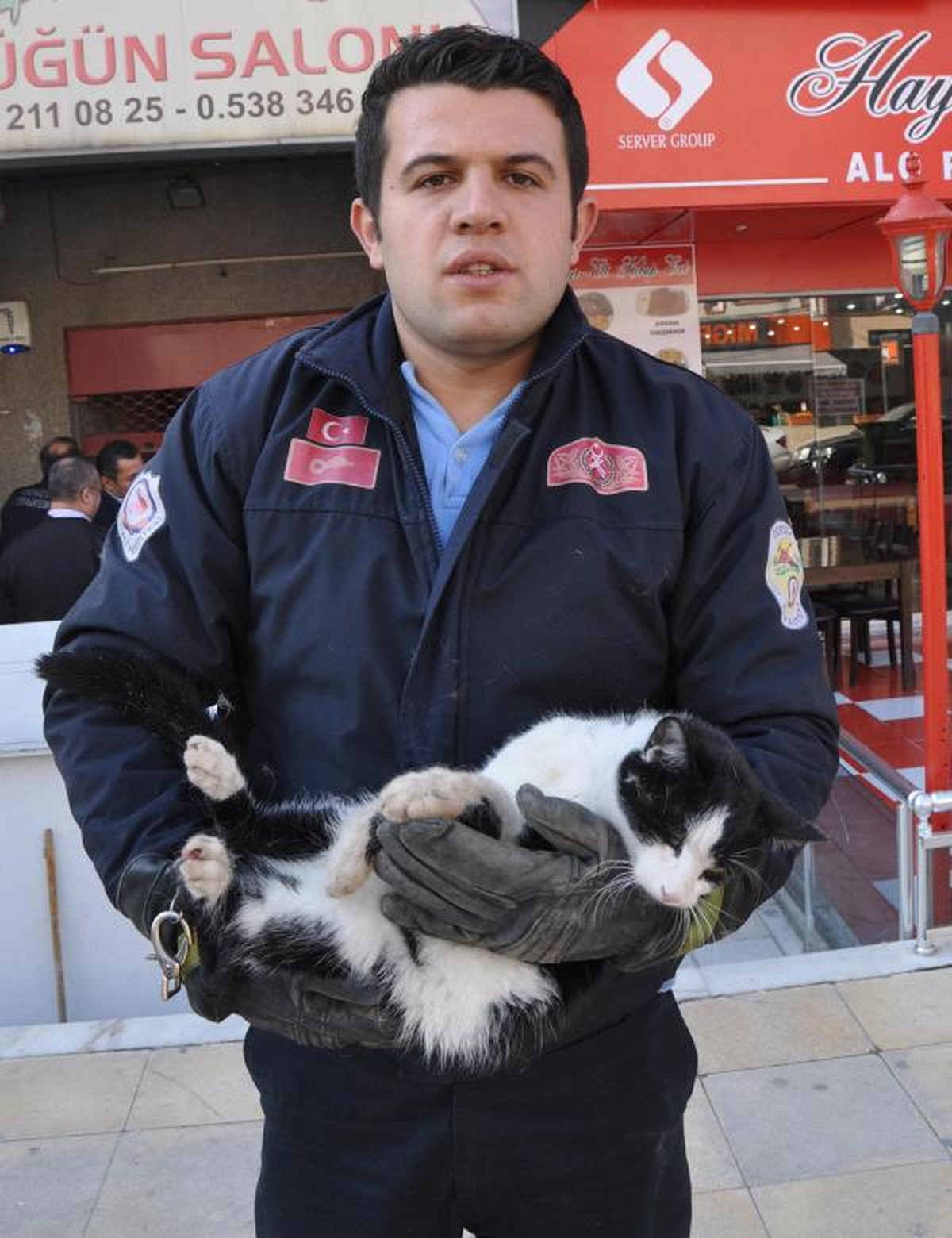 İtfaiyeden Kedi Kurtarma Operasyonu