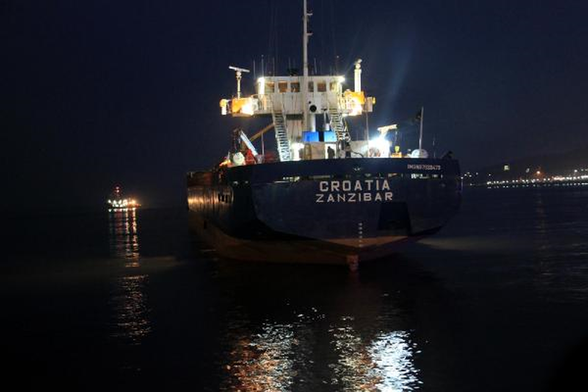 Karaya Oturan Gemiyi Kurtarma Çalışmaları Sürüyor