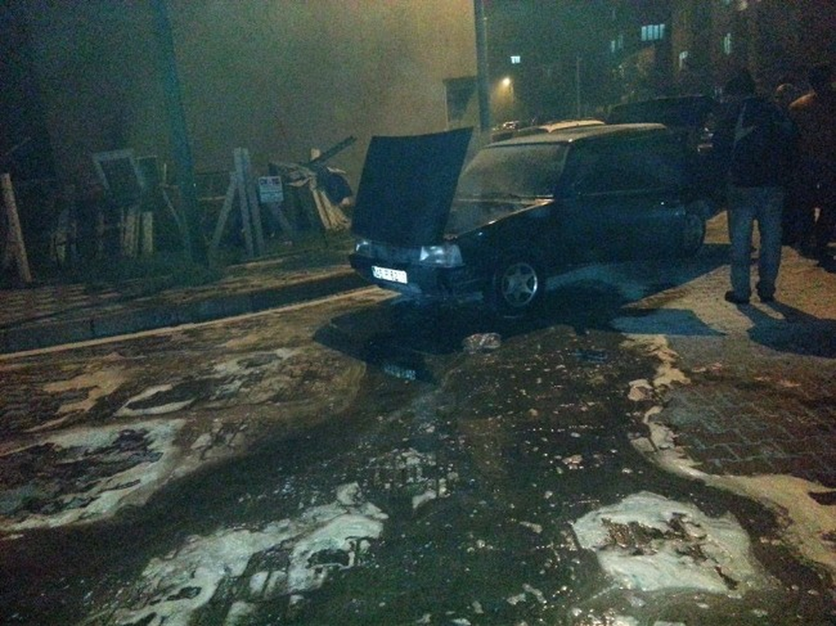 Kırkağaç\'ta Park Halindeki Otomobil Alev Alev Yandı