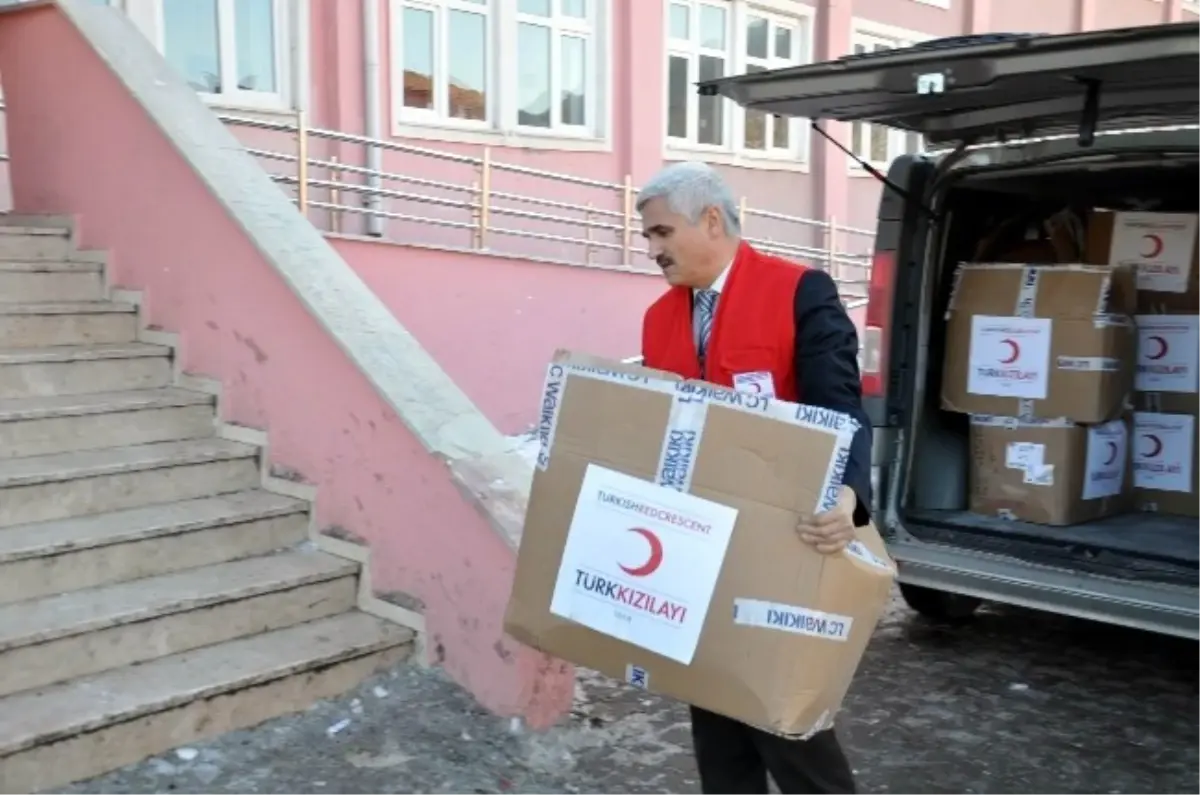Kızılay Öğrencileri Giydiriyor