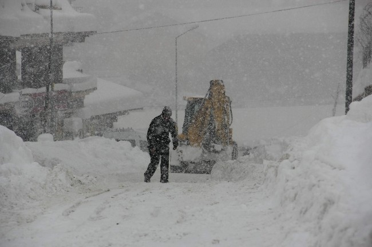 Hakkari\'de Köy ve Mezra Yolları Açılıyor