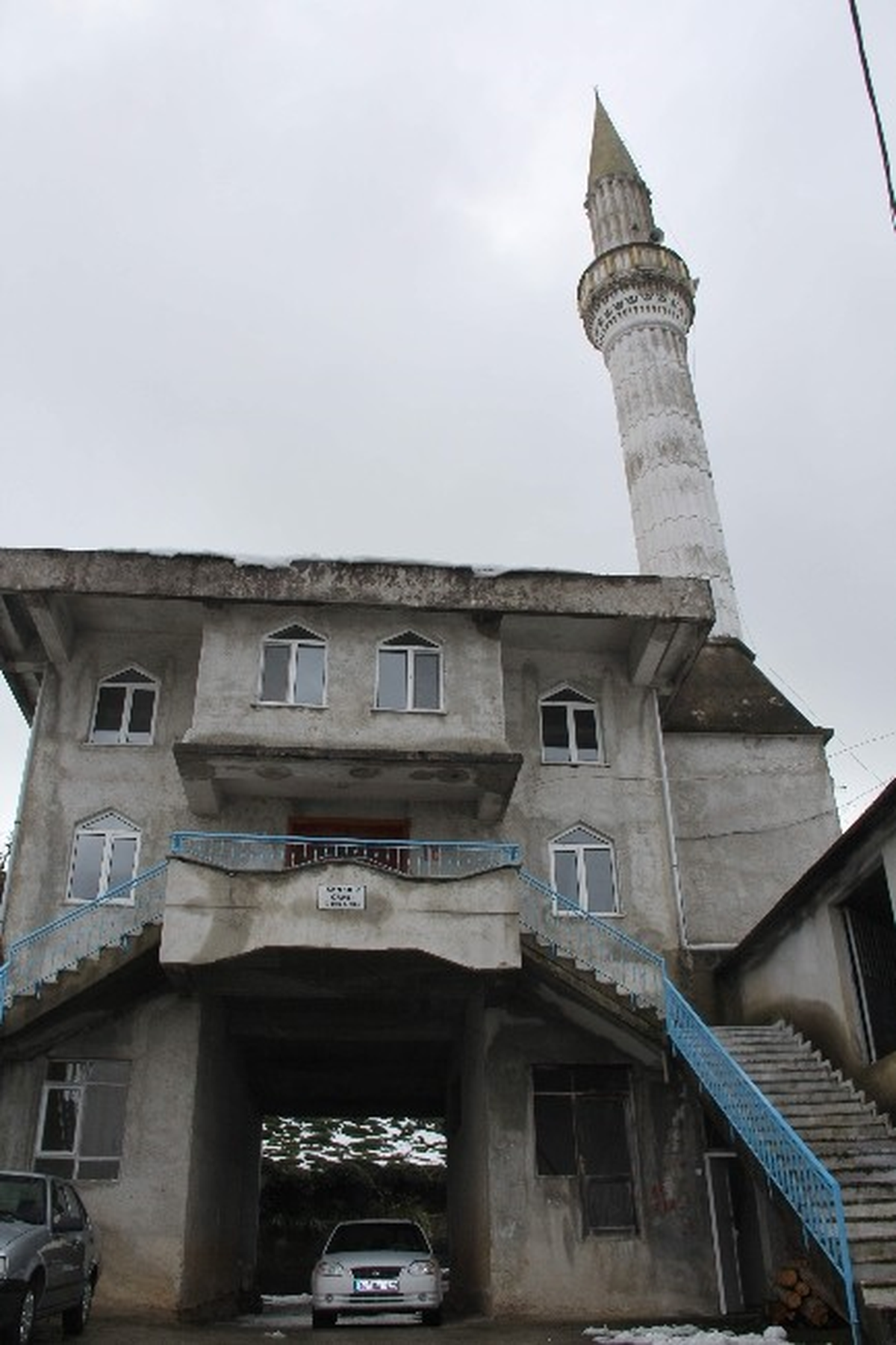 Köy Yolu Caminin İçerisinden Geçiyor