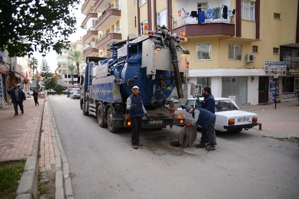 Kumluca\'da Kanalizasyon Hatları Temizleniyor