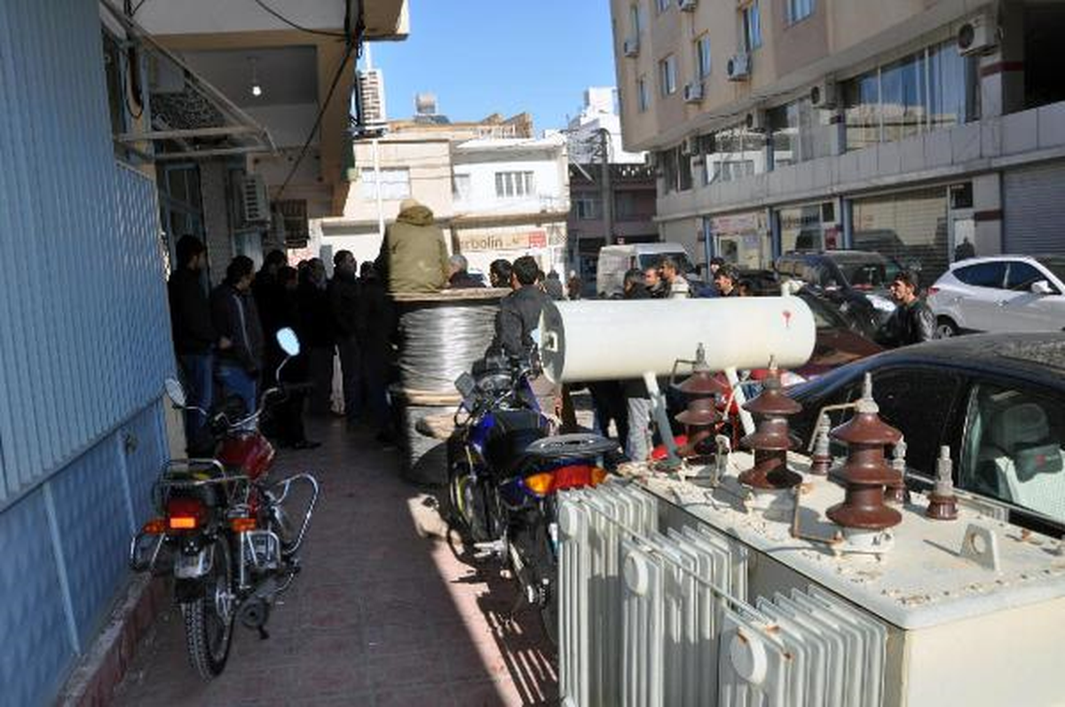 Mahalle Halkı Kesintiye İsyan Edip Dedaş\'ı Bastı