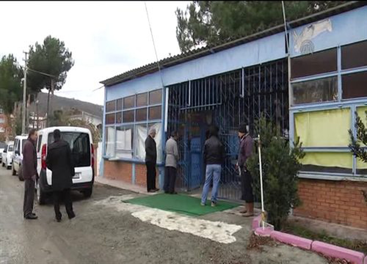Mangalla ısınmak isterken zehirlenerek öldü -