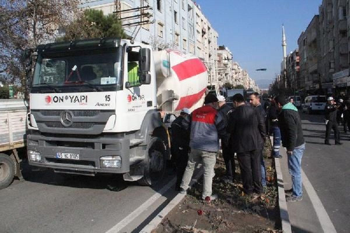 Manisa\'da Beton Mikserinin Çarptığı Yaya Öldü
