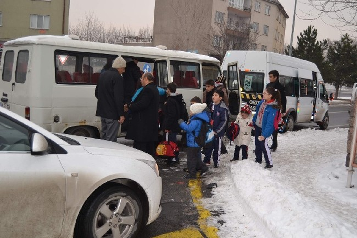 Okul Servisi ile Otomobil Çarpıştı: 1 Yaralı