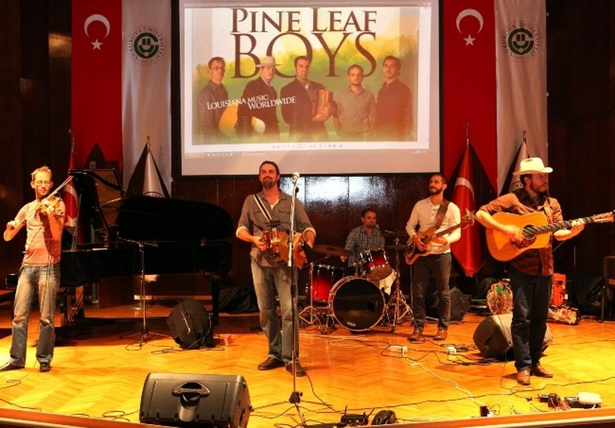 Pıne Leaf Boys ÇÜ\'de Hayranlarıyla Buluştu