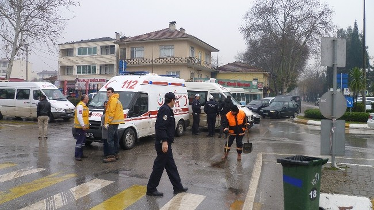 Sakarya\'da Trafik Kazası: 2 Yaralı