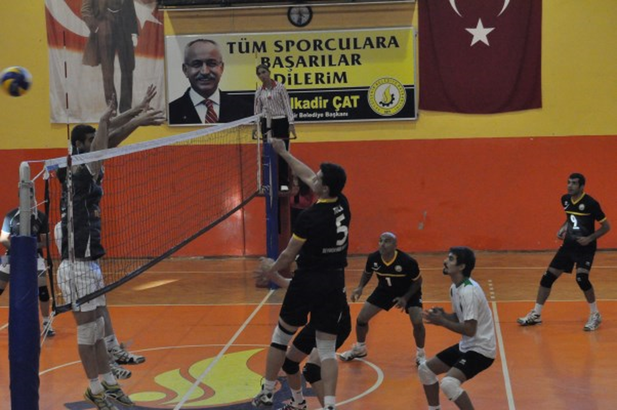 Seydişehir Belediyesi Voleybol Takımı İzmir Deplasmanından 1 Puanla Döndü