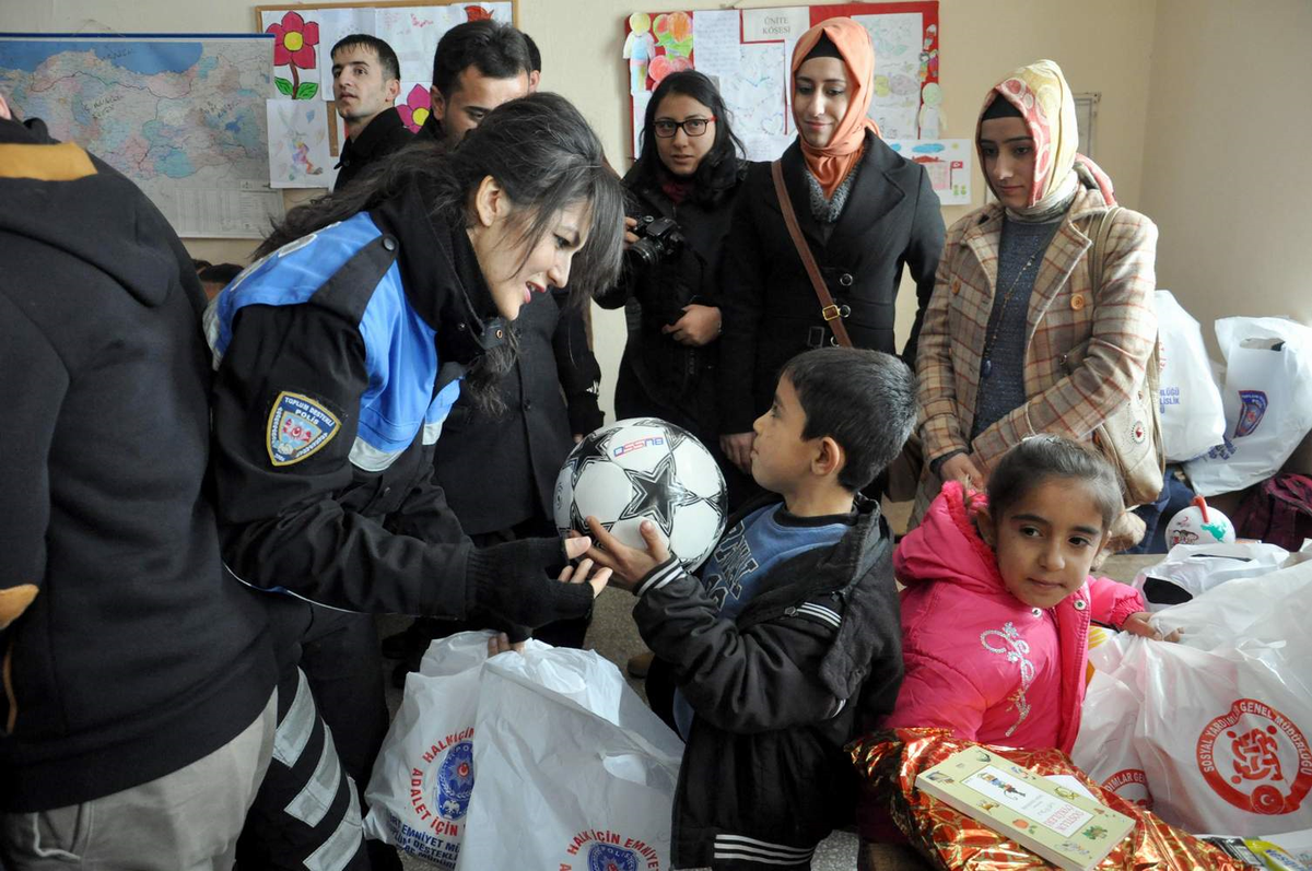 Siirt Polisinden Öğrencilere Giysi Yardımı