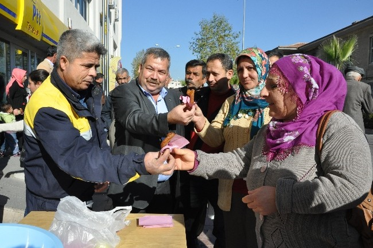 Tarsus\'ta \'Ptt Halk Elele\' Sloganıyla Tatlı Dağıtıldı