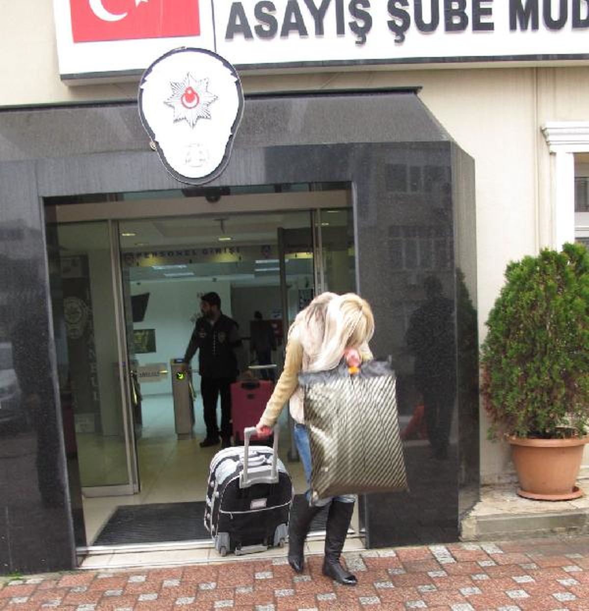 Ülkelerinde Ev Almak İçin Fuhuş Yapıyorlarmış