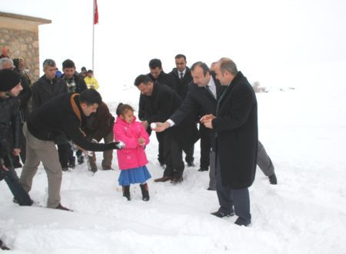 Üniversite Öğrencilerinden İlkokul Öğrencilerine Yardım