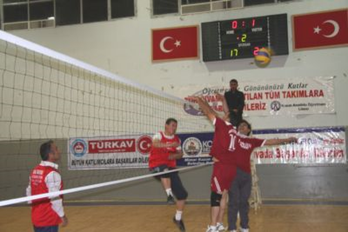 Voleybol Tunuvasında Kırşehir Anadolu Öğretmen Lisesi Şampiyon